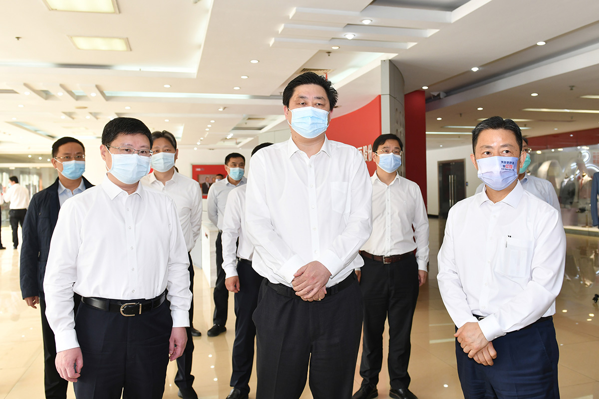 4月12日，無錫市市長趙建軍帶隊深入紅豆集團，專題調研疫情防控和復工復產工作。